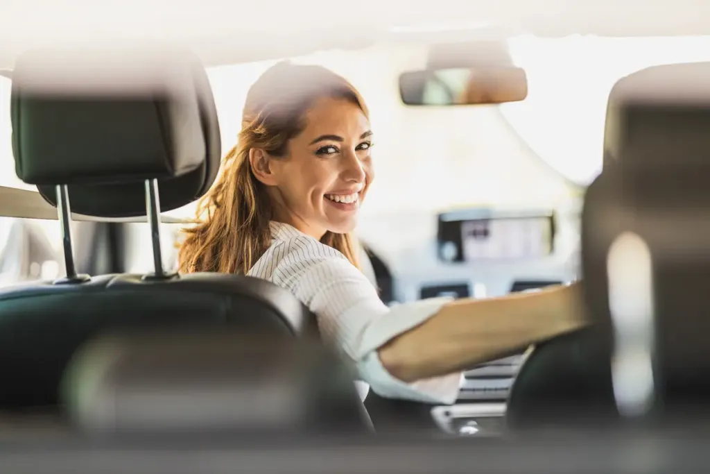 chauffeuse souriante dans une voiture