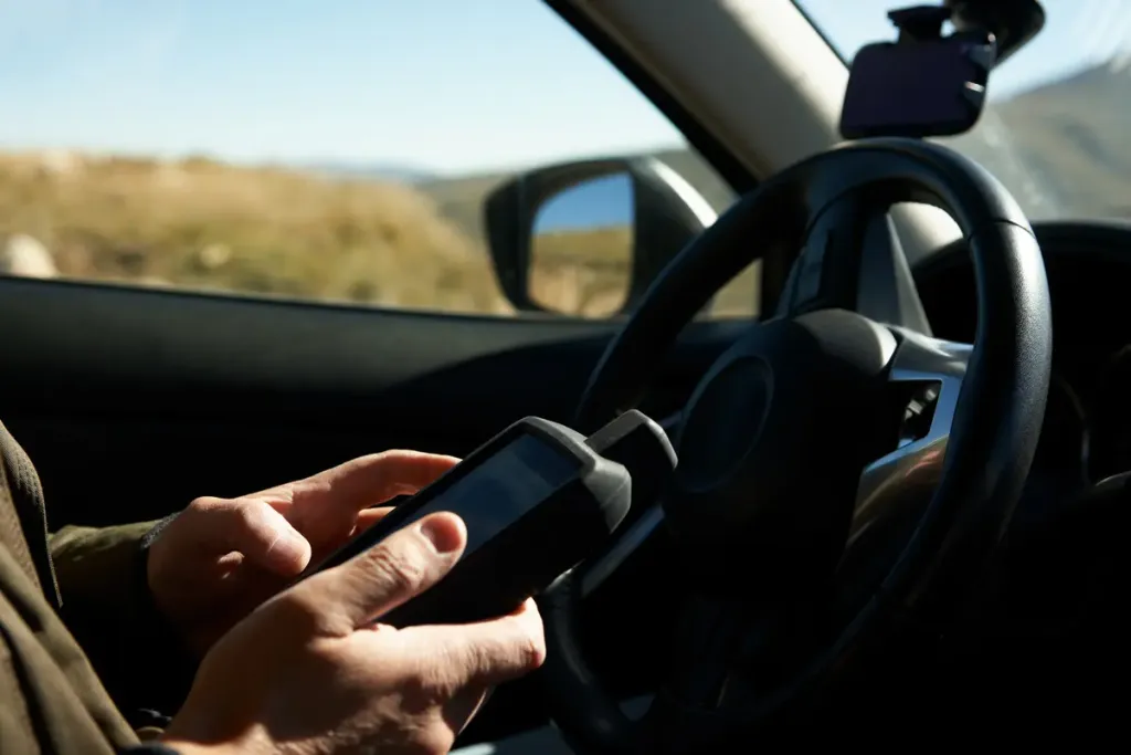 intérieur de voiture roulant sur une route au soleil