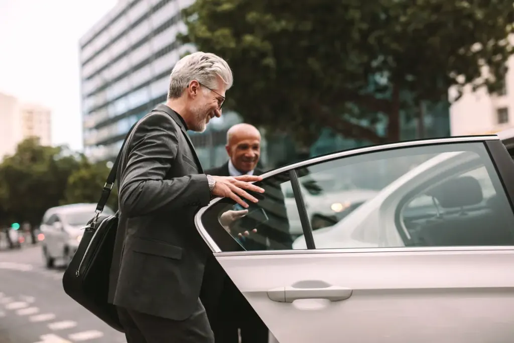 professionnel avec un sac rentrant dans un véhicule VTC