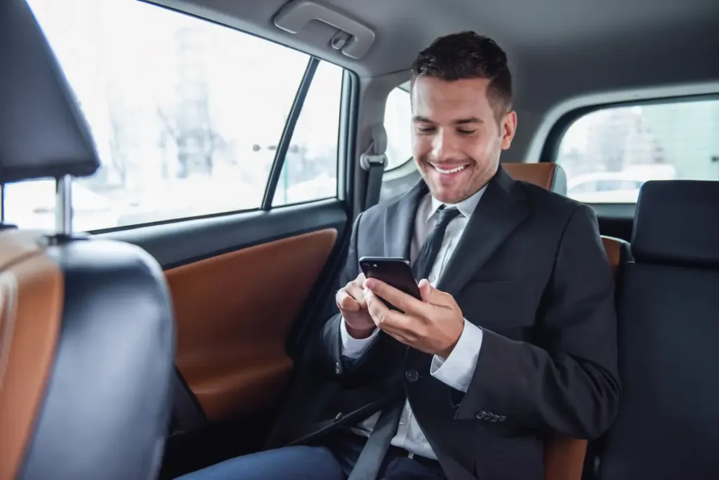 homme d'affaires dans une voiture