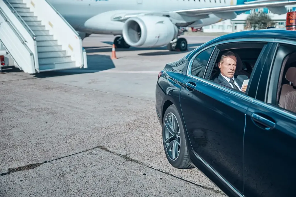 homme d'affaires passager d'une voiture à l'aéroport