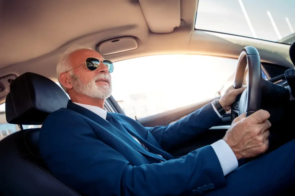 chauffeur d'expérience au volant d'une voiture