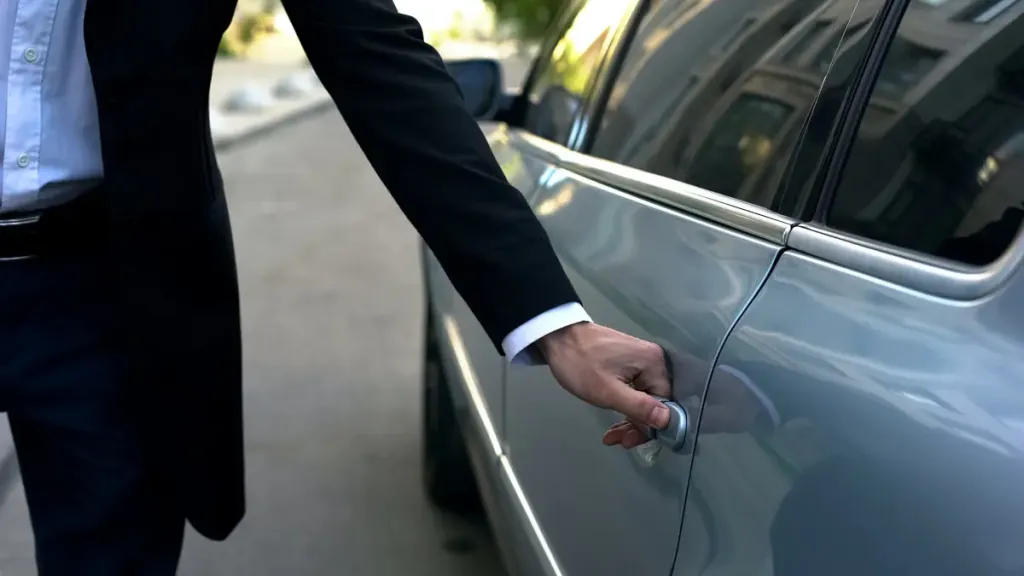 chauffeur ouvrant une portière de voiture